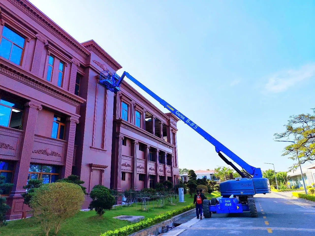 Xe nâng người dạng Z (cần gập), S (cần dài): Chiều cao làm việc từ: 16 – 43m