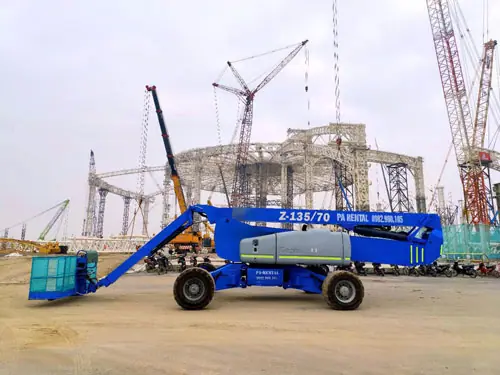 Xe nâng người làm việc trên cao