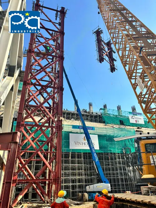 mẫu xe nâng tại SVĐ PVF Hưng Yên