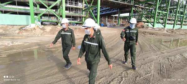 công nhân tại nhà máy lọc dầu Long Sơn