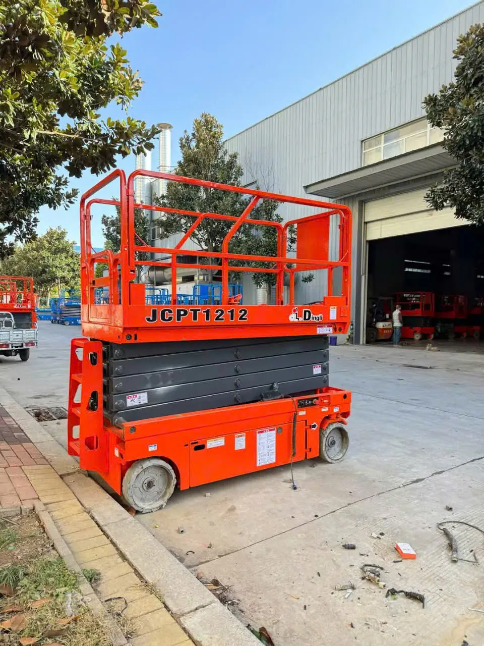 Xe nâng người dạng cắt kéo: Chiều cao làm việc từ 6 – 18m