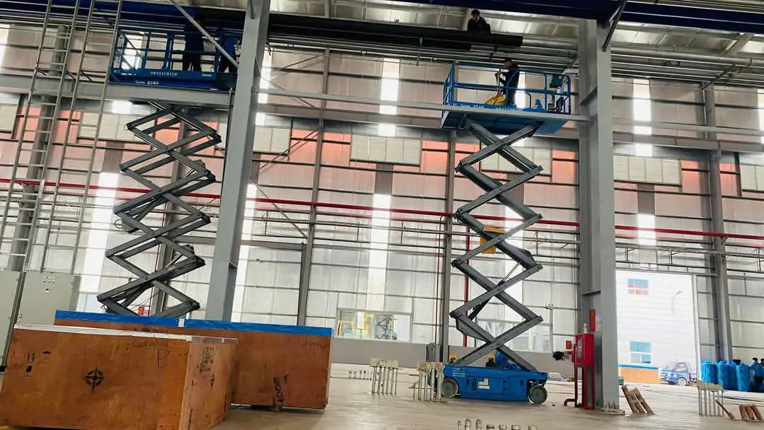 Xe nâng người dạng cắt kéo: Chiều cao làm việc từ 6 – 18m