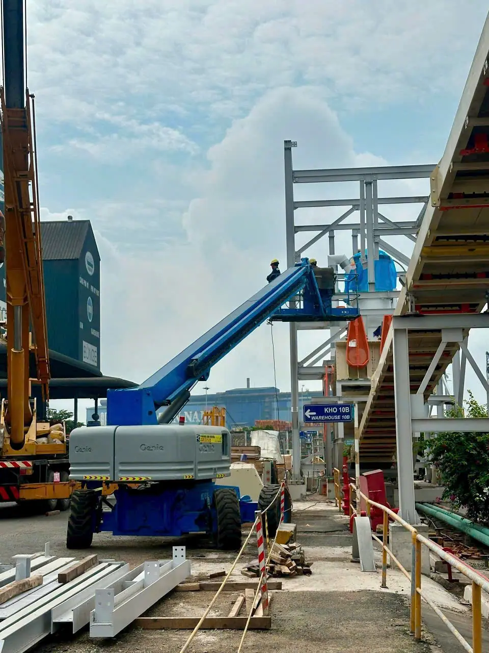 Xe nâng người dạng Z (cần gập), S (cần dài): Chiều cao làm việc từ: 16 – 43m